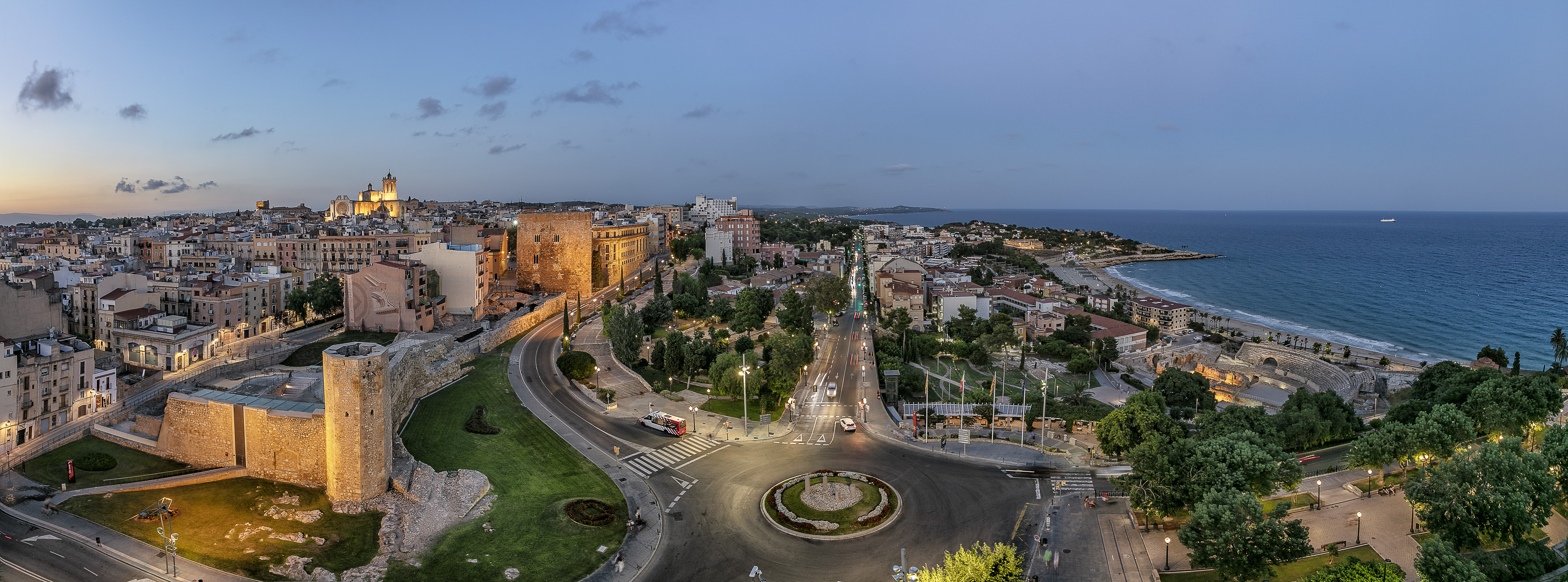 Panoràmica de Tarragona, amb el circ romà. Autoria: Rafael López Monne