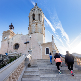 People climbing the stairs of Sant Bartomeu i Santa Tecla Church in Sitges. Autoria: Domènec Fernández People climbing the stairs of Sant Bartomeu i Santa Tecla Church in Sitges. Autoria: Domènec Fernández