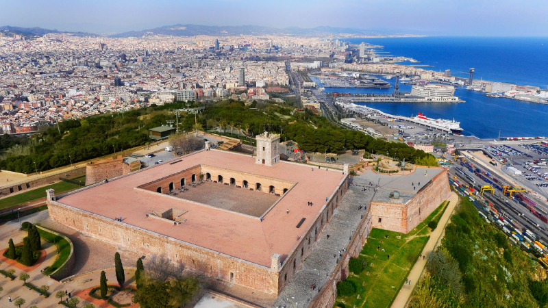 Vista panoràmica de Barcelona amb el Castell de Montjuïc i el Port. Autoria: HEMAV