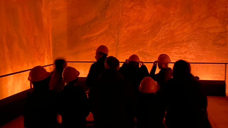 Grup de persones visitant el Parc Arqueològic de les Mines de Gavà. Autoria: Marta Chevallard