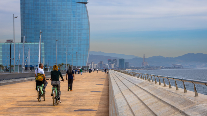 Ciclistes pedalant pel Passeig Marítim, a Barcelona 