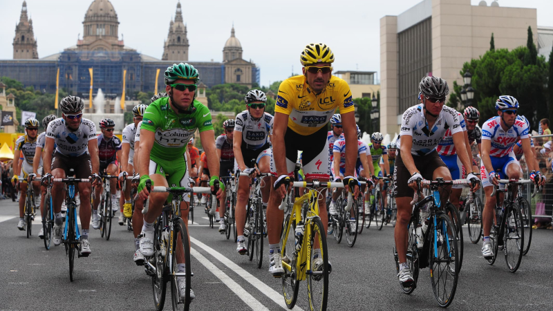 Ciclistes a l’Avinguda de la Reina Maria Cristina, a Montjuïc