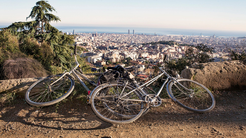 Bicicletes a la vora d'un camí a la muntanya amb vistes sobre Barcelona. Autoria: Paola de Grenet
