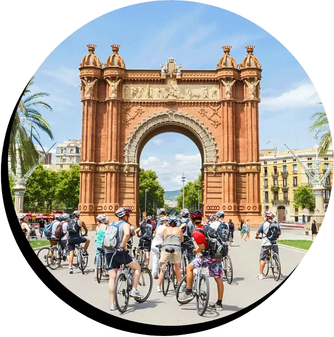 Des cyclistes au pied de l’Arc de triomphe de Barcelone Des cyclistes au pied de l’Arc de triomphe de Barcelone
