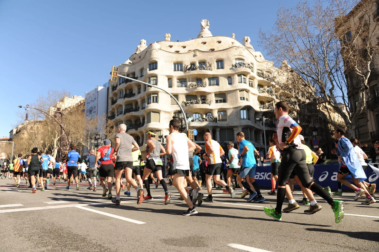 Marató de Barcelona 2015. Corredors per la Pedrera. Autoria: Antonio Lajusticia Bueno Marató de Barcelona 2015. Corredors per la Pedrera. Autoria: Antonio Lajusticia Bueno