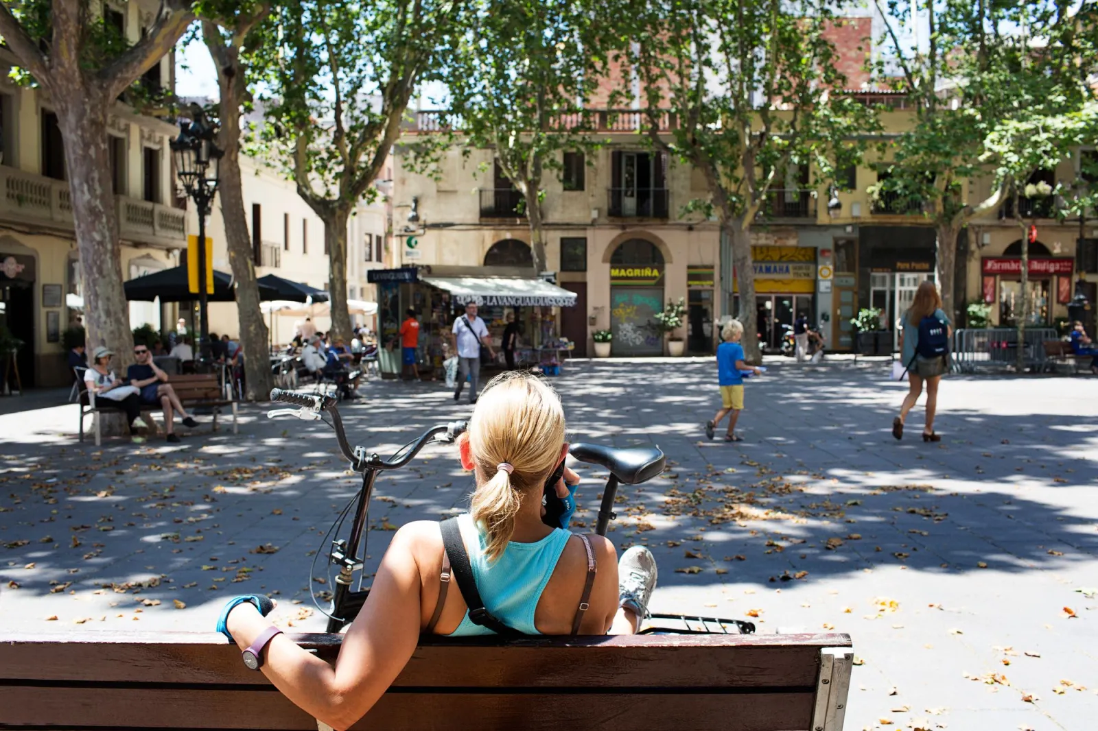 Vista general de la Plaça de la Concòrdia amb una noia asseguda al banc. Autoria: Paola de Grenet Vista general de la Plaça de la Concòrdia amb una noia asseguda al banc. Autoria: Paola de Grenet