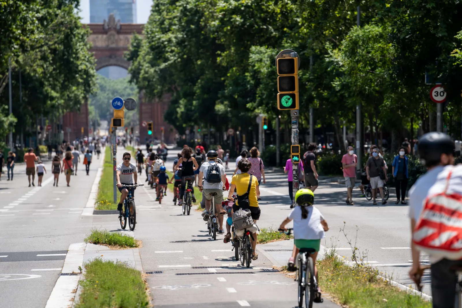 Carril bici central del passeig de Sant Joan, que forma part de la xarxa d'itineraris segurs per a vianants, amb ciclistes de totes les edats pedalant. Als laterals de la calçada, gent passejant Carril bici central del passeig de Sant Joan, que forma part de la xarxa d'itineraris segurs per a vianants, amb ciclistes de totes les edats pedalant. Als laterals de la calçada, gent passejant