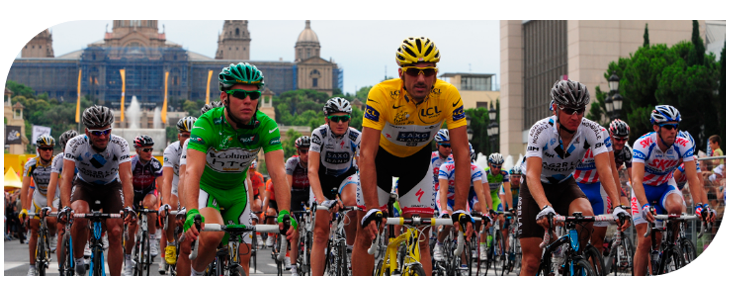 Ciclistes a la plaça d’Espanya de Barcelona durant el Tour de 2009